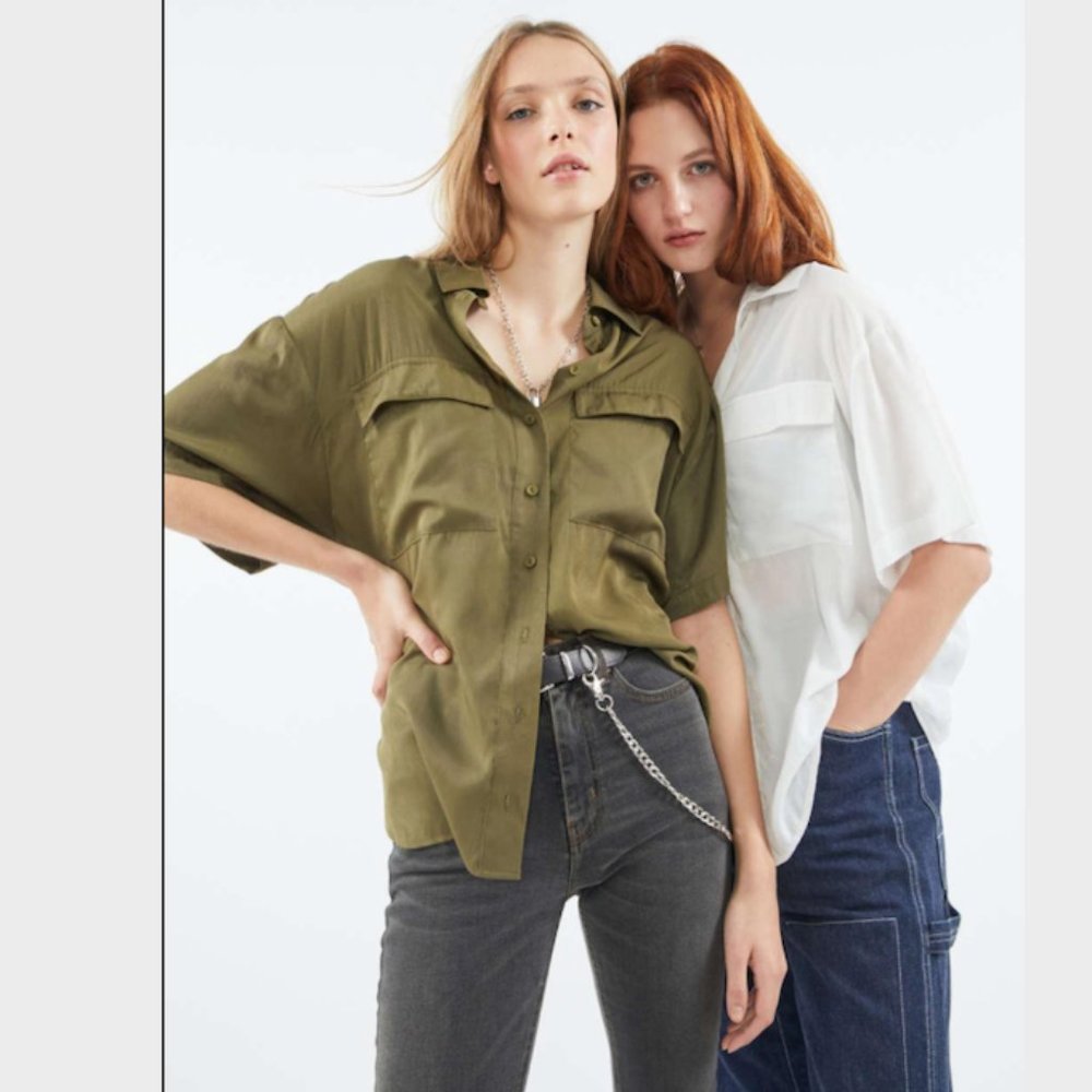 UO Silky Short-Sleeve Button-Down Shirt in Green
